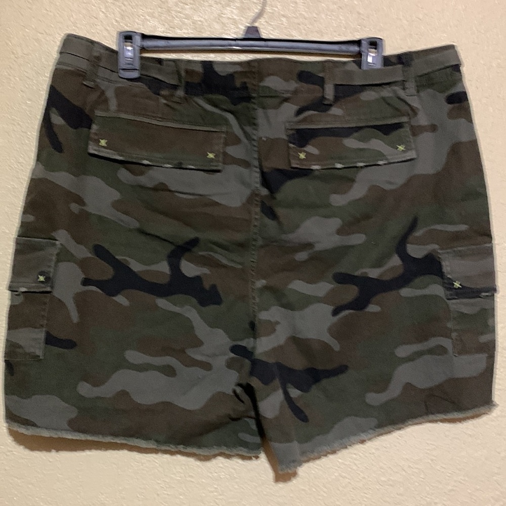 Terra & Sky Camo Shorts NWT Green Black High Rise 22W Raw Hem Utility Shorts - Picture 8 of 14